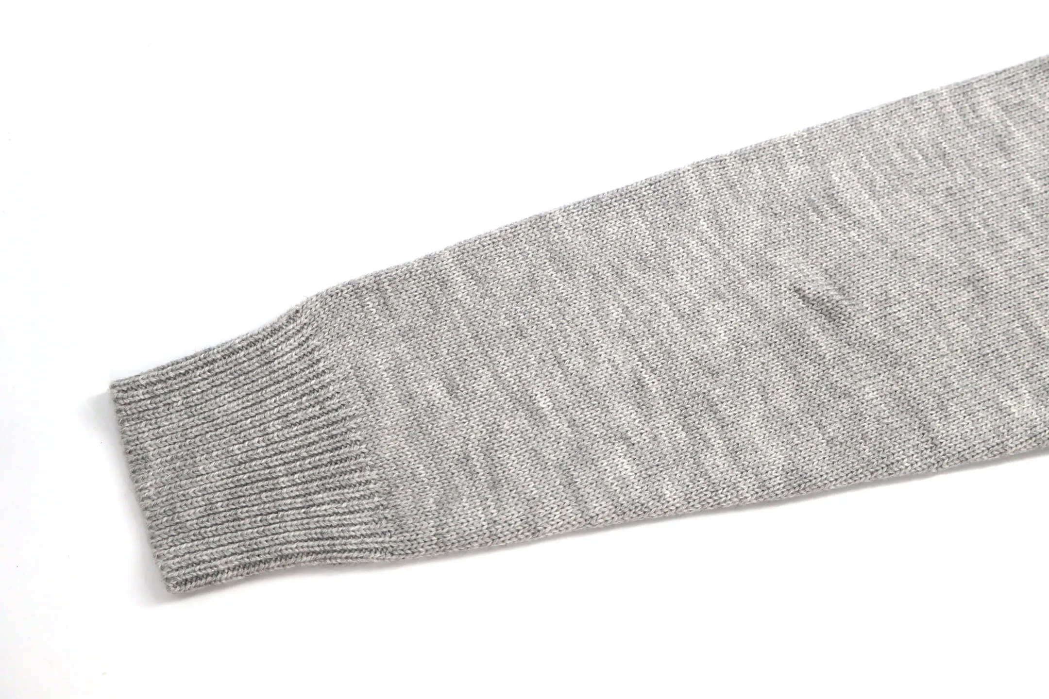 🅿️720 [Exclusive supply] Stone Island cardigan sweater (grey) purchased and developed from the original 3621, the fabric is woven with 100% sheep wool yarn. The overall comfort is more skin-friendly than the original version. The YB upper body is particularly tight. We adjusted the overall feel and skin-friendly feeling based on the quality of the original wool yarn. Both are more comfortable and breathable than the ZP upper body. There is no difference between the stripes and the original version. And it can be made to be full of grade. Supports random detection of wool content. Guarantee that every item the customer gets is a high-quality product. Custom-made 100-yuan woolen access control hemming. After the factory hemming of the clothes and sweaters is completed, they still need to be sent to the weaving factory for secondary processing. It is very laborious. Custom-made hardware buttons, Stone Island armbands, and zippers took 3 months to complete. The details are full. The overall wiring is straight and delicate, the fabric is comfortable and soft, and the color is consistent without color difference. It can be matched with the same style to create a fashionable look, and can be used in various occasions. Customized accessories, complete with three standards, the same style for men and women. Size:S-M-L